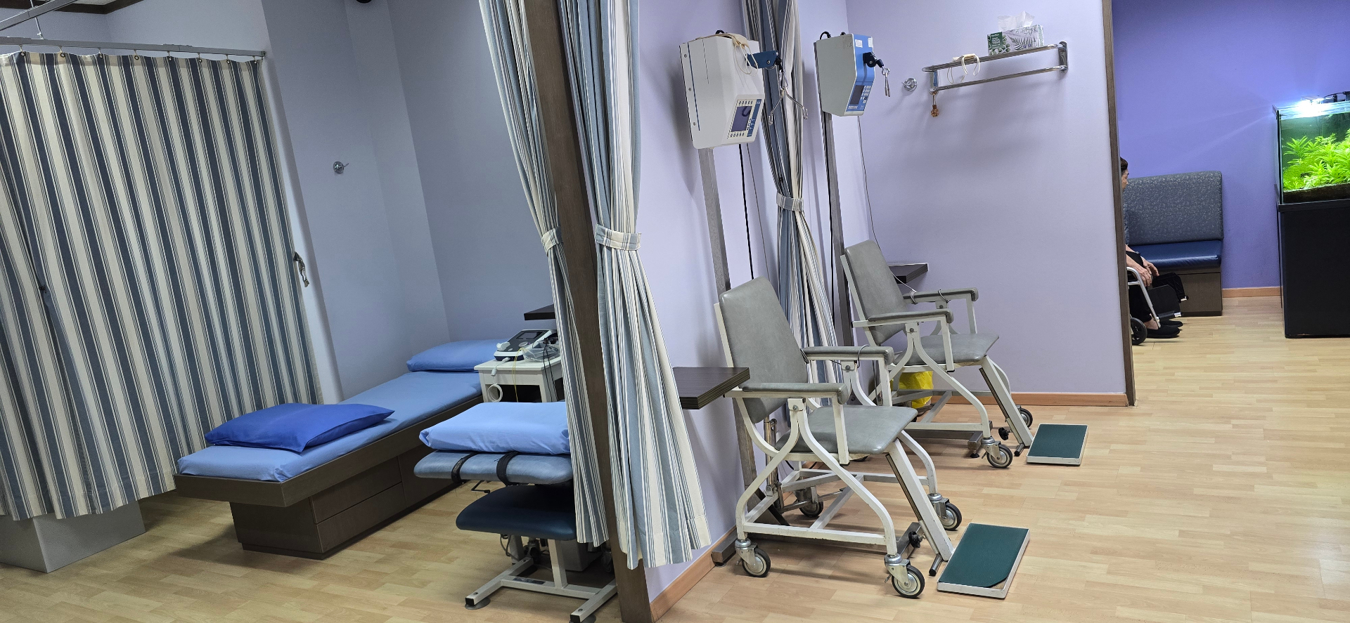 Therapy bay with traction equipment